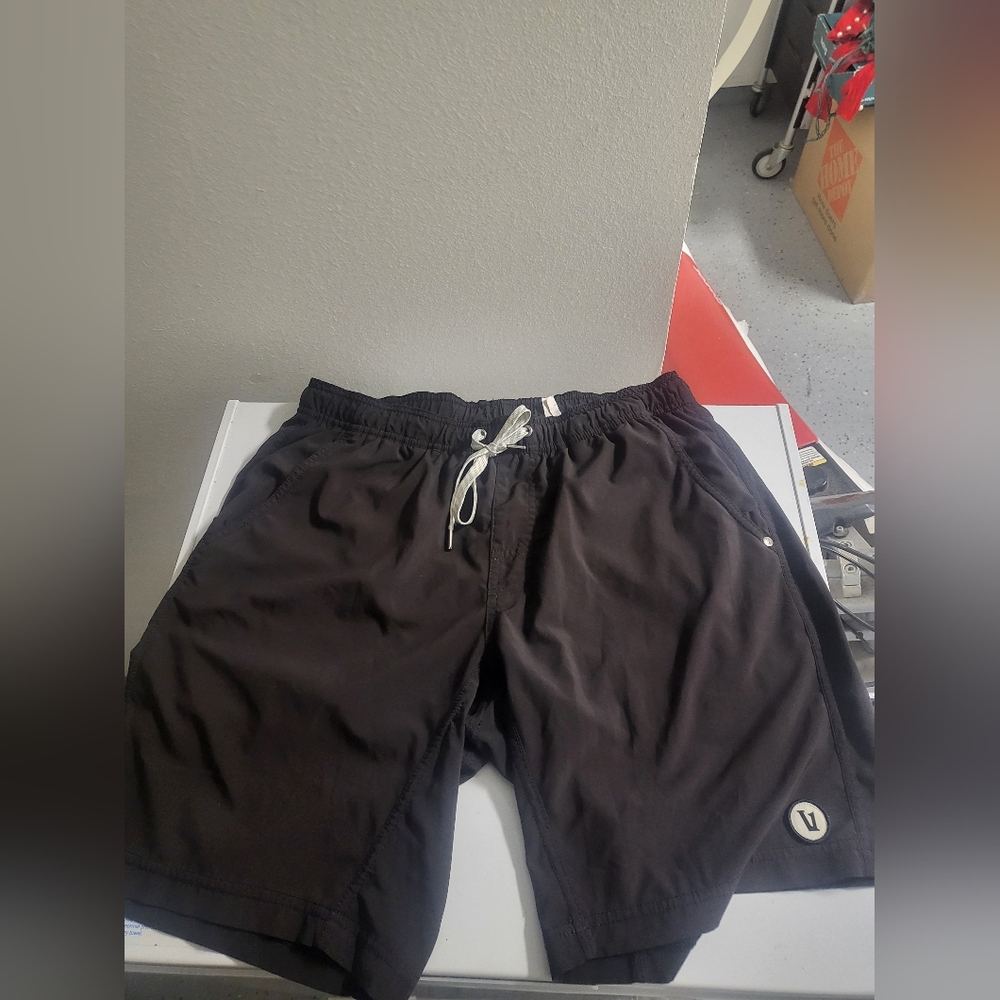 Vuori Shorts Mens Medium